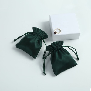 Sacchetto di Lusso 7x9cm in Pelle Scamosciata Verde Scuro, Leggero e Morbido, di Alta Qualità, per Esposizione Gioielli e Confezione Regalo con Cordoncino - Product Image 1