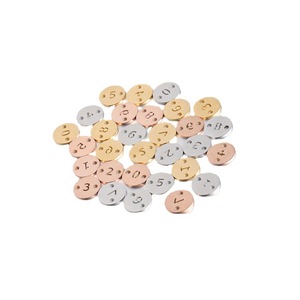 Dijes de disco redondos huecos con números del 0 al 9 |   Discos con Doble Orificio Chapados en Oro Rosa PVD para la Fabricación de Pulseras y Collares - Product Image 5