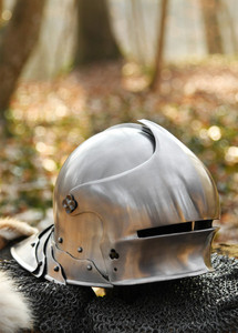 Casque allemand Sallet en acier, fabriqué à la main avec doublure en cuir, style médiéval, pour exposition muséale (circa 1490) - Product Image 2