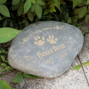 Pietra Commemorativa Personalizzata con Impronta di Zampa, Ricordo Artigianale in Resina Grigia con Zampe Incise, Decorazione da Giardino Personalizzata - Product Image 4