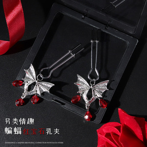 Pinzas para pezones Bat Red Diamond plateadas, accesorios de estimulación para parejas adultas - Product Image 1
