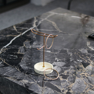 2025 Neuankömmlinge Luxus Familie Desktop Schmuck Rack Ornamente dekorative Großhandels preis Metall Harz Schmuckst änder - Product Image 5