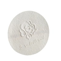Autocollant de logo de marque adhésif personnalisé Logo en relief Impression UV Surface d'étanchéité mate Étiquettes d'emballage de forme taille personnalisée