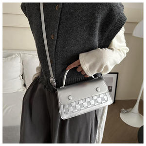 Nuevo bolso bandolera de cuero PU diagonal para mujer, estilo retro, con diseño a cuadros moderno. - Product Image 3