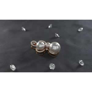 Collier pendentif en or 18 carats avec perle et diamant, serti pavé, design élégant et luxueux, bijoux fins - Product Image 4