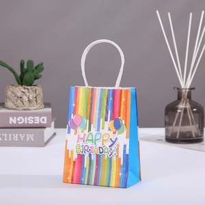 Sacs cadeaux en papier kraft de style dessin animé, couleur personnalisée, faible MOQ, pour vêtements, vente en gros, taille personnalisée disponible - Product Image 3