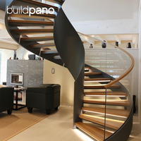 Escalier en colimaçon en métal de luxe avec marches en pierre de travertin et balustrade en verre pour projets d'intérieur haut de gamme