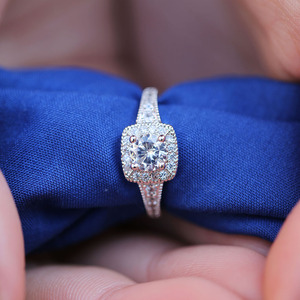 Anello di Fidanzamento Classico a Quattro Punte Rotonde, Gioiello Minimalista ed Elegante per Donne - Product Image 2