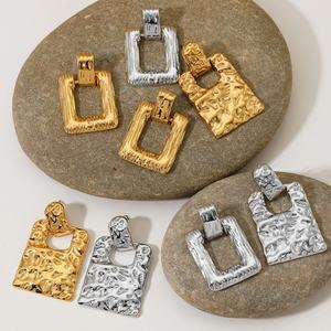 Boucles d'oreilles clous en acier inoxydable doré, motif cerise mignon, élégantes et résistantes à l'eau pour femme - Product Image 2