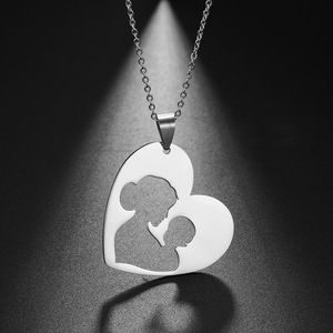 Regalo per la festa della mamma mamma che abbraccia la collana del bambino vera collana in oro 18 carati Non appannante in acciaio inossidabile 316L con cuore d'amore per madre e bambino - Product Image 3