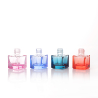 Vente chaude Aroma Diffuseur Mini 8ml Vide Désodorisant En Verre De Voiture Suspendu Bouteille De Parfum Avec Couvercle En Bois