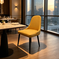 Chaise de salle à manger rembourrée moderne, couleur personnalisée, avec structure en bois jaune, pour usage commercial (villas, hôtels, restaurants, bistrots)