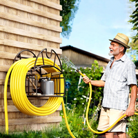 Support mural robuste noir à double niveau pour tuyau d'arrosage avec panier de rangement pour outils, idéal pour l'organisation de jardin et de garage