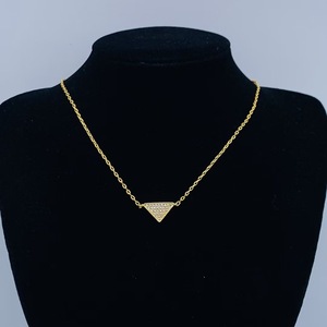 Collana di Gioielleria di Lusso Ispirata ai Marchi di Design, Placcata in Oro, in Acciaio Inossidabile con Pendente Triangolare e Lettera per Donna - Product Image 5