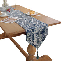 YINUAN Chemin de table moderne géométrique à motif chevron avec pompons, pour table à manger, table basse, commode, décoration