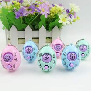 Venta al por mayor juguetes de cápsula de plástico de 75 mm de estilo clásico para juego de adivinanzas de dedo de huevo con patrón de anillo clásico para regalo de Juego - Product Image 6