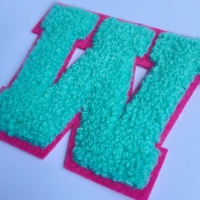 Lot de 26 patchs lettres en chenille autocollants (A-Z) brodés pour vêtements, chapeaux et accessoires DIY (couleurs assorties)