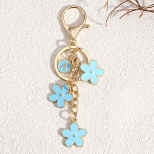 Cute Initial Letter and White Pink Flower Keychain Fashionable Alloy <strong>Keyring</strong> <strong>Charm</strong> for Handbag Backpack Pendant Wholesale - Product Image 6