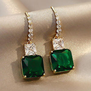 Pendientes E2027 Green Drop, Chapados en Oro de 18K, con Esmeralda y Diamante Corte Princesa, Joyería Clásica para Mujer, Ideal para Fiestas - Product Image 4