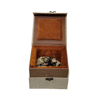 Boîte à bijoux rigide artisanale haut de gamme classique avec revêtement UV, laminage mat, gaufrage, fermeture en cuivre et doublure en tissu de laine