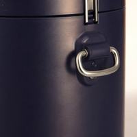 Conteneur isotherme bleu marine 38L à 100L avec poignée à loquet métallique, vente en gros pour la restauration commerciale