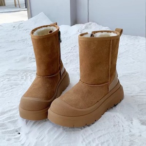Botas de nieve a media pantorrilla con suela gruesa antideslizante y forro polar para mayor calidez. Las versiones para hombre y mujer son iguales. - Product Image 1
