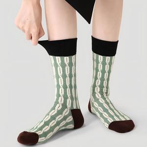 Chaussettes pour femmes en tricot torsadé vert avec accent Lurex, chaussettes tendance bicolores pour tenue habillée et décontractée, chaussettes de sport pour femmes - Product Image 5