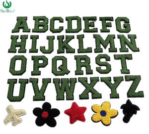 Venta al por mayor de parches bordados de chenilla con 26 letras en inglés, tela para planchar para bolsos, zapatos, prendas - Product Image 1