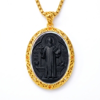 Pendentif Caméo Saint Benoît en laiton plaqué or 18 carats, avec inscription latine Crux Patris Benedicti, coquille noire sculptée à la main, cadeau catholique