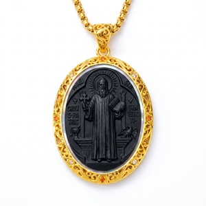 Ciondolo Cammeo di San Benedetto in Ottone Placcato Oro 18K, Incisione Latina Crux Patris Benedicti, Conchiglia Nera Intagliata a Mano, Regalo Cattolico - Product Image 1