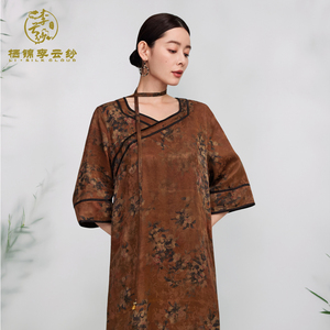 Nuevo Vestido Qipao de Seda Ecológica con Estampado Floral de Inspiración Vintage, Impresión Digital en Seda Xiangyun - Product Image 4