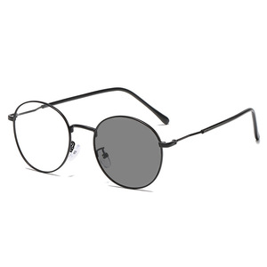Lunettes de luxe 2026 à motif uni pour femmes et hommes, verres photochromiques, nouveau design, monture en métal noir et or, lunettes optiques <span class=keywords><strong>anti</strong></span>-lumière bleue - Product Image 3