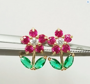 Pendientes de Diamantes con Rubíes y Esmeraldas Naturales |   Piedras Preciosas Redondas de 2 mm y Marquise de 3x5 mm |   Pendientes de Oro Amarillo de 14K - Product Image 2
