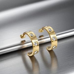 Boucles d'oreilles créoles hypoallergéniques, résistantes au ternissement, personnalisées, étanches, polies miroir, en or PVD 18 carats, pour femmes - Product Image 1