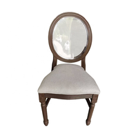 Chaise de mariage en résine brun foncé avec dossier ovale en acrylique transparent et coussin en tissu gris clair, style Louis XVI