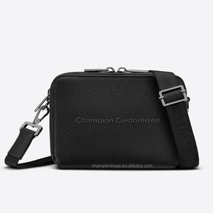 Bolso bandolera de hombre de piel de guijarro negro con logotipo personalizado, bandolera de hombro con doble cremallera para hombre - Product Image 2