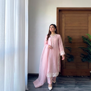 Ensemble Salwar Kameez en soie tissée rose pour femmes, tunique longue brodée en dentelle avec pantalon, élégant pour le printemps et l'été, à porter au quotidien - Product Image 1