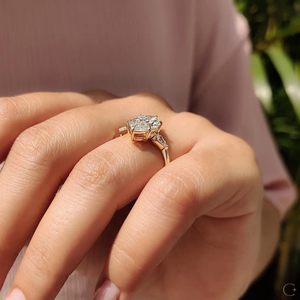 แหวนเพชรเลี้ยงในห้องปฏิบัติการที่ออกแบบมาอย่างหรูหราสำหรับการขอแต่งงาน โดดเด่นด้วยพลอยทรงกลมและการดึงดูดใจที่เหนือกาลเวลาจากประเทศอินเดีย - Product Image 4