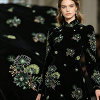 Tissu en velours noir haute couture avec maille tissée, perles tubulaires 3D en forme de pin, broderie végétale à paillettes vertes brillantes pour tapis rouge de mariage