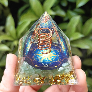 Pyramide en résine époxy avec galets de cristal, ornement de bureau artisanal, 5 cm, vert aventurine transparent, fleur bleue, décoration florale, cadeau - Product Image 3