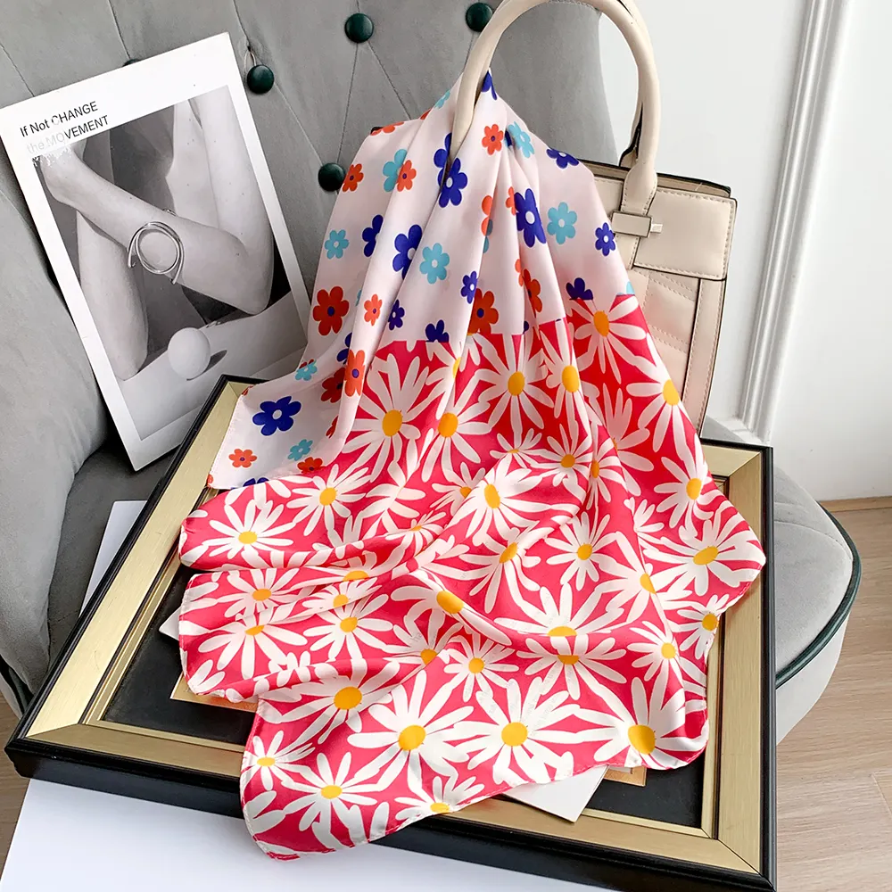 Vente en gros 2024 Foulards en soie personnalisés Designer Floral Imprimé 70*70cm Lettre Polyester Satin Écharpe pour les femmes Élégant