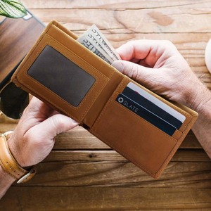 กระเป๋าสตางค์หนังแท้ของผู้ชายวินเทจแบบเปิดปิดมีคุณสมบัติ RFID แบบสั้นสลักด้วยเลเซอร์ RV VE 1052 1054 - Product Image 1