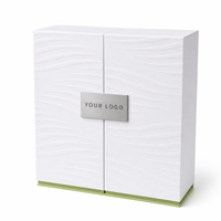 Boîte cadeau personnalisée à double ouverture avec texture ondulée et plaque nominative en métal