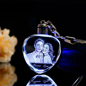 Gravure laser 3D personnalisée en gros Couple <span class=keywords><strong>Photo</strong></span> claire Blue Red Rose Design Led Crystal Heart Keychain - Product Image 2
