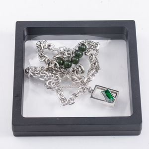 Caja cuadrada de plástico negro para embalaje de joyería de 11x11cm con tapa transparente para exhibir y almacenar collares y colgantes. - Product Image 2