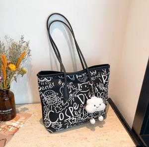 批发可爱涂鸦帆布包帆布手提袋女式拉链帆布包带吊坠 - Product Image 2