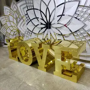 Best Selling Fancy Bolo Stand Base Plástico Gigante Ouro Espelhado Acrílico Casamento Love Letter Table