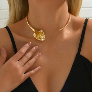 Collar gargantilla 3D de lirio calla para mujer, de resina con flor, diseño floral llamativo y moderno, ideal para uso diario y fiestas - Product Image 3