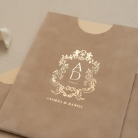 Invitations, pochettes, enveloppes, cartes RSVP et programmes de luxe faits main, estampillés à la feuille d'or, en velours, sur mesure (taille ou couleurs)