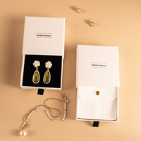 Boîtes cadeaux blanches personnalisées avec logo, pochette à bijoux en microfibre et insert de protection – Offre Spéciale